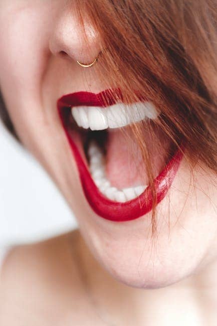 Mujer En Lapiz Labial Rojo Abriendo La Boca - Tipo de labios y como maquillarlos