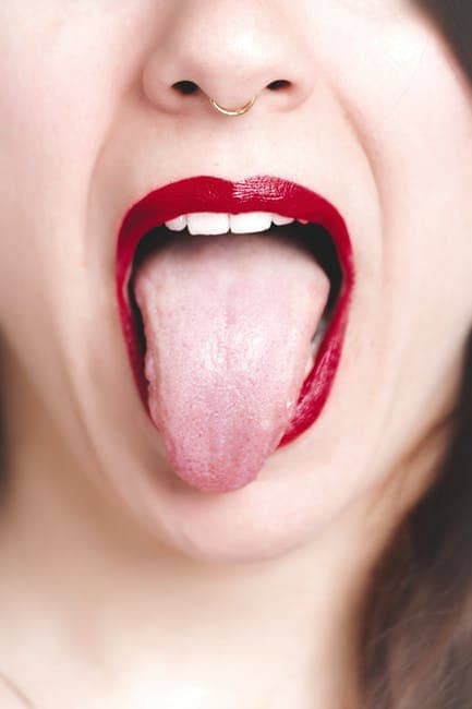 Foto De Mujer Mostrando Su Lengua - Tipo de labios anchos