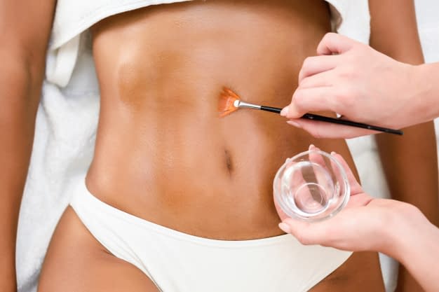¿Qué protector solar necesita tu piel? mujer recibiendo tratamiento masaje vientre cepillo aceite 1139 1711 - ¿Qué protector solar necesita tu piel?