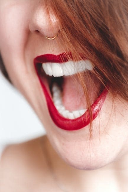 Tipo de labios y como maquillarlos Mujer En Lapiz Labial Rojo Abriendo La Boca - Tipo de labios y como maquillarlos
