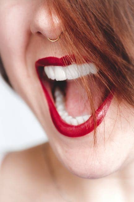 Tipo de labios y como maquillarlos Mujer En Lapiz Labial Rojo Abriendo La Boca - Tipo de labios y como maquillarlos